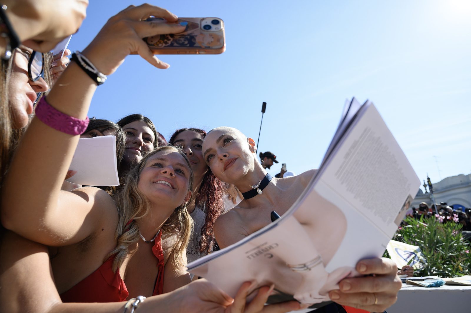 Firma di autografi tra il pubblico al Lido