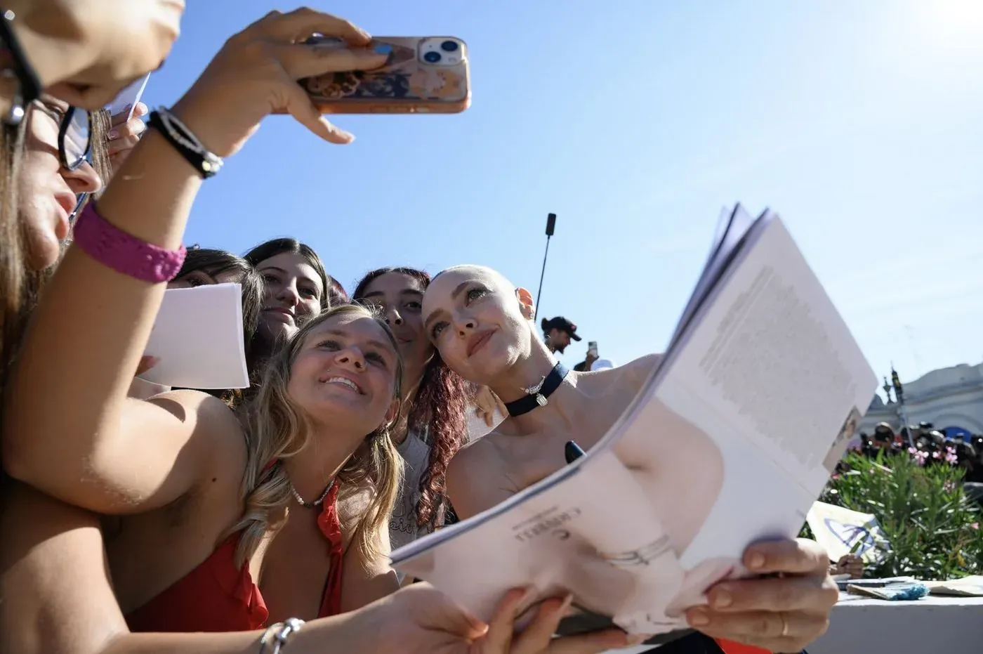 Firma di autografi tra il pubblico al Lido