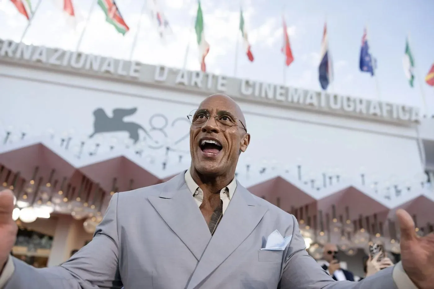 Dwayne Johnson davanti al Palazzo del Cinema, 82. Mostra Internazionale d'Arte Cinematografica