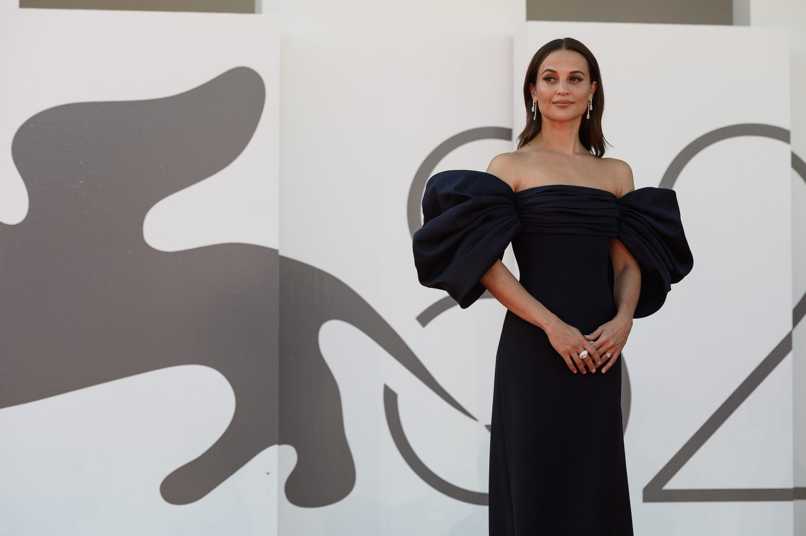 Alicia Vikander davanti al leone della Mostra