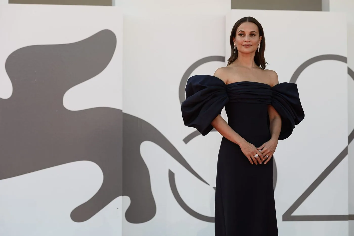 Alicia Vikander davanti al leone della Mostra