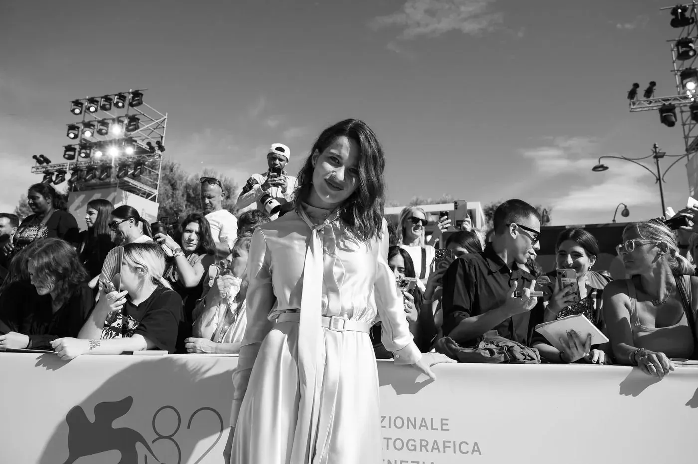 Attesa alle transenne del red carpet, bianco e nero